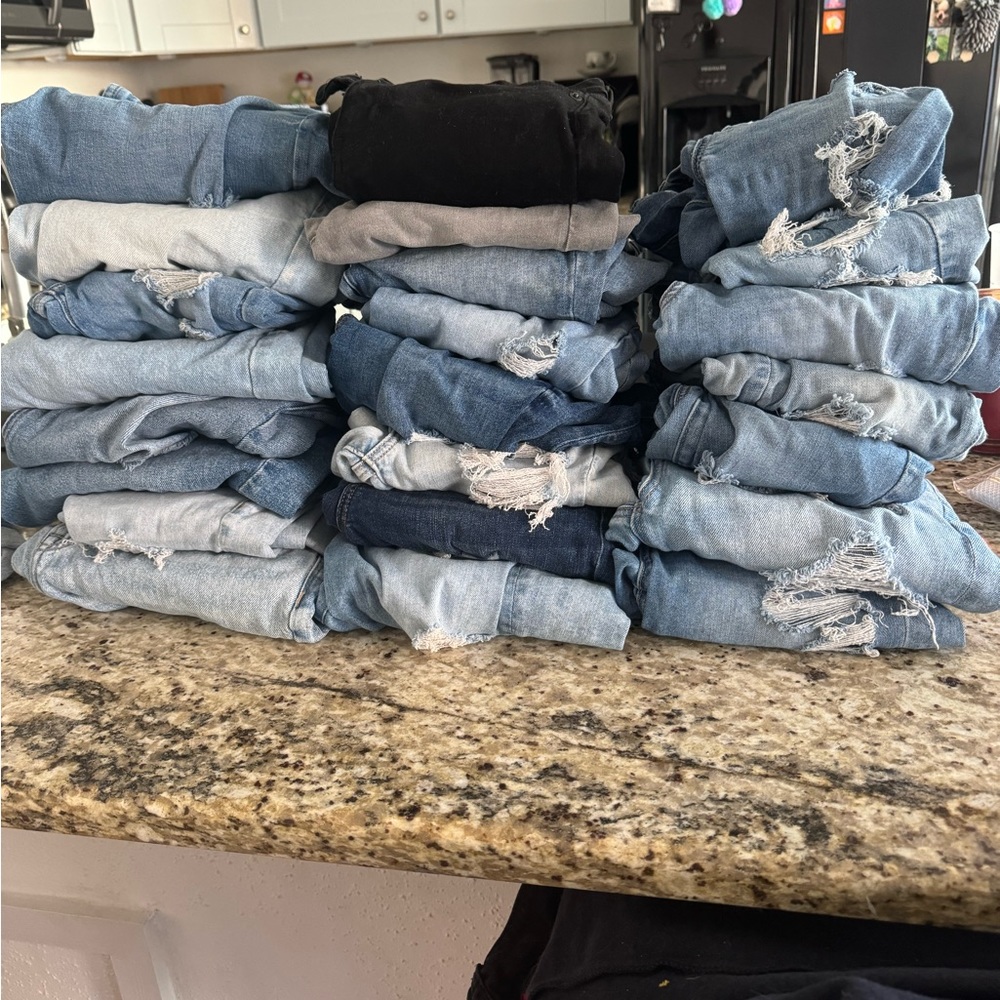 A bunch of American Eagle jeans. Size 2-6